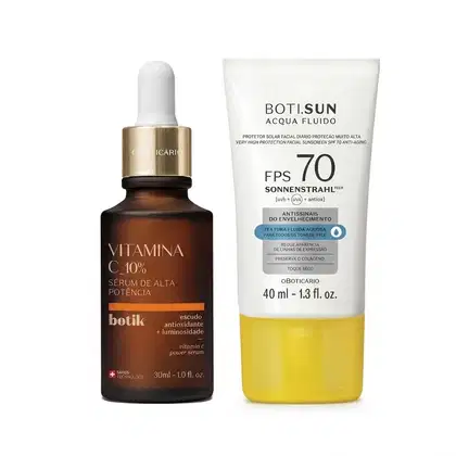 Dois itens de skincare, sendo um frasco de sérum facial de vitamina C 10% da linha Botik na cor marrom com tapa conta gotas dourada o e um tubo de protetor solar facial FPS 70 da linha Boti.SUN com frasco branco e tampa amarela.