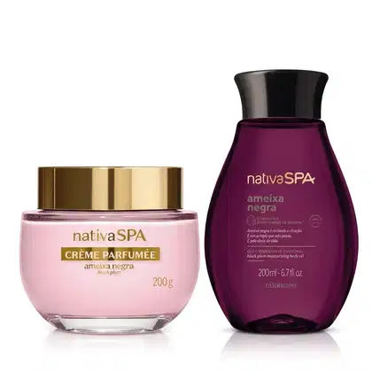 Dois itens de cuidados com a pele da linha Nativa SPA Ameixa Negra, sendo: um creme perfumado em pote de vidro com tampa dourada e um óleo hidratante corporal com frasco roxo e tampa preta.