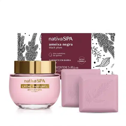 Embalagem de sabonete em barra da linha Nativa SPA Ameixa Negra branca com detalhes ilustrados em preto e rótulo vinho com informações sobre a marca. A frente dela, pote de creme perfumado de vidro com tampa dourada e 2 sabonetes em barra rosa quadrados