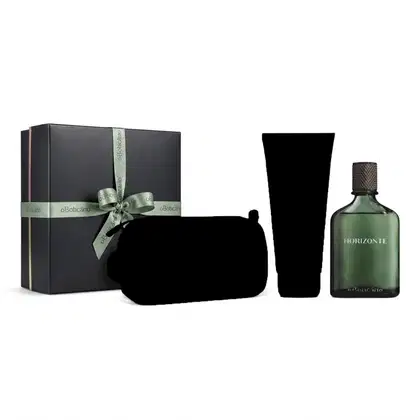 Caixa de presente cinza chumbo com laço verde em cruz. Ao lado, um frasco de item de perfumaria verde da linha Boticollection Horizonte e dois itens misteriosos, dos quais só se vê a silhueta preta.