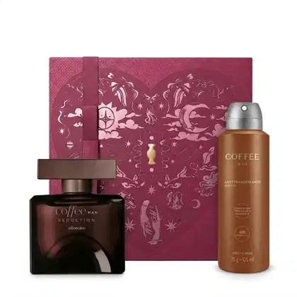 Caixa de presente de cor vinho com um grande coração contendo ilustrações em relevo de temática celestial. Ao lado, dois itens de perfumaria Coffee Man, sendo um frasco  quadrado marrom escuro de vidro e um frasco metálico de aerossol marrom claro.
