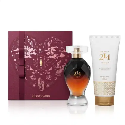 Caixa de presente de cor vinho com um grande coração contendo ilustrações em relevo de temática celestial. Ao lado, um frasco de vidro preto e marrom sextavado de item de perfumaria Botica 214 Arabian Oasis e bisnaga branca de loção corporal.