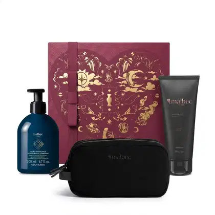 Conjunto presenteável edição Dia dos Namorados contendo produtos da marca Malbec, incluindo frasco de loção hidratante, shower gel de banho e nécessaire preta. A embalagem decorada com ilustrações douradas de elementos celestiais em fundo vinho.