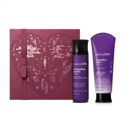 Caixa de presente de cor vinho com um grande coração contendo ilustrações em relevo de temática celestial. Ao lado, uma bisnaga roxa de hidratante desodorante corporal e um frasco de body splash da linha Nativa Spa Orquídea Noire.