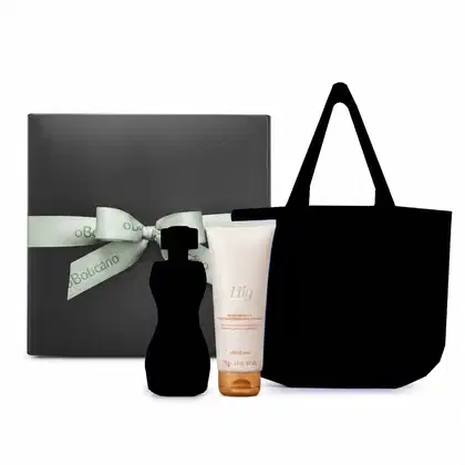 Caixa cinza com laço verde e marca o Boticario posicionada atrás de um frasco da Geleia Iluminadora Desodorante Hidratante Corporal Lily, além de dois produtos surpresa, cujas silhuetas aparecem em preto, ao lado da Geleia Corporal.