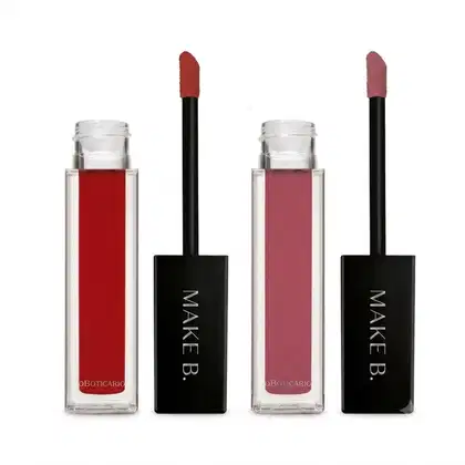 Dois tubos de batom da marca Make B., um na cor vermelha e outro na cor rosa, com embalagens transparentes e rótulos pretos.