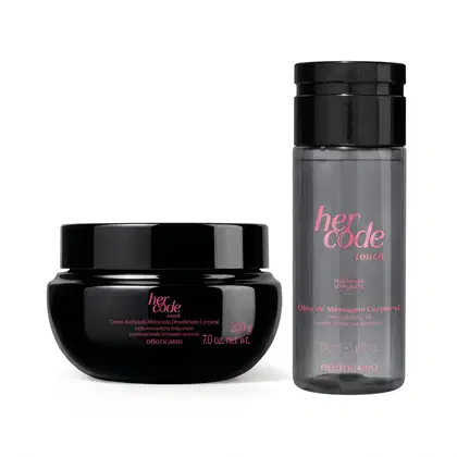 Dois produtos da linha Her Code: um creme hidratante corporal em embalagem preta de 200g e um óleo de massagem corporal em frasco cinza de 150ml, ambos com rótulos em rosa.