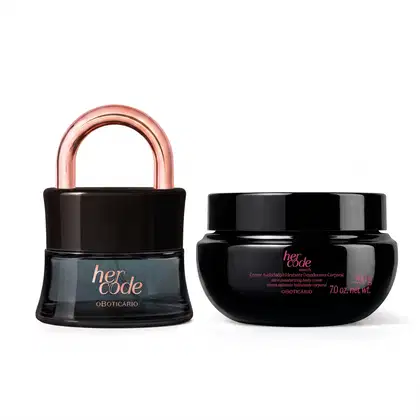 Dois produtos de beleza da marca Her Code: um frasco preto com tampa rosada em formato de cadeado e um pote preto com rótulo rosa, ambos contendo cremes hidratantes corporais.