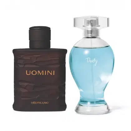 Um frasco preto com o nome "UOMINI" e outro frasco azul claro com o nome "Thaty" em letras brancas. Ambos os frascos possuem design e embalagem distintos, refletindo a diversidade da linha de produtos da marca.