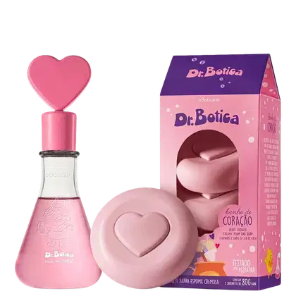 Conjunto Dr. Botica "Banho de Coração" com frasco de perfume rosa com tampa em formato de coração, sabonete em barra com relevo de coração e embalagem rosa e roxa. Produtos infantis testados por pediatra.