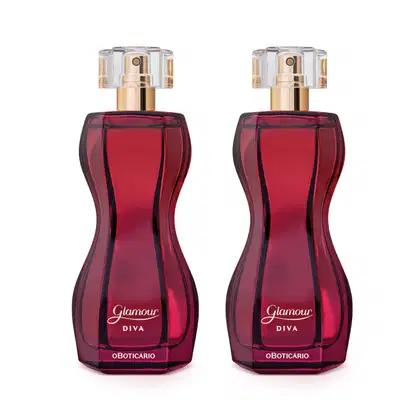 Imagem de dois frascos de desodorante colônia Glamour Diva, em embalagem de vidro na cor vinho com formato curvilíneo, borrifador dourado e tampa transparente. O rótulo é em letras douradas. Cada um deles tem 75ml.