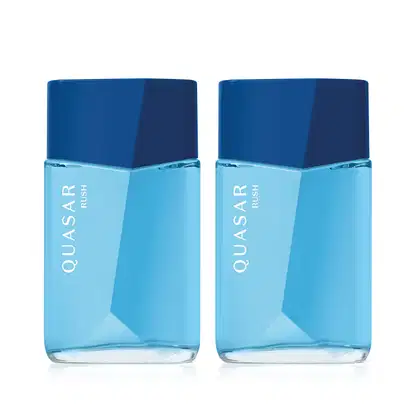 Imagem de dois frascos de desodorante colônia Quasar Rush, em embalagem de vidro azul-claro com tampa azul-marinho e rótulo com letras brancas. Cada recipiente traz 100ml da fragrância masculina.