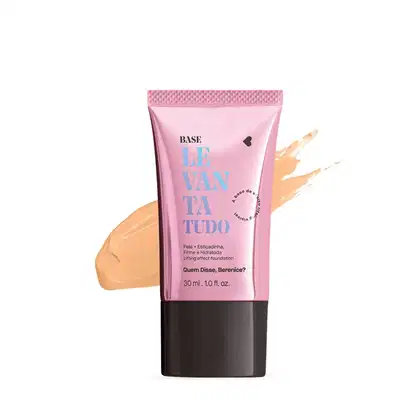 Bisnaga rosa metalizada com tampa preta e letras azuis e pretas contendo 30ml de base líquida Levanta Tudo na cor 02Q da marca Quem Disse, Berenice?. Atrás da embalagem, uma pequena quantidade da base espalhada no fundo, mostrando a sua real tonalidade.