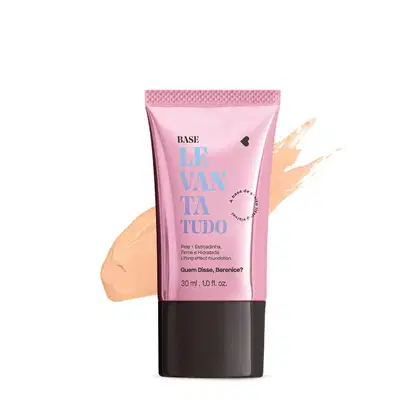 Bisnaga rosa metalizada com tampa preta e letras azuis e pretas contendo 30ml de base líquida Levanta Tudo na cor 01F da marca Quem Disse, Berenice?. Atrás da embalagem, uma pequena quantidade da base espalhada no fundo, mostrando a sua real tonalidade.