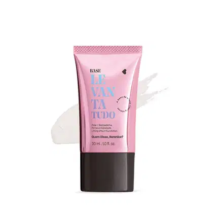 Bisnaga rosa metalizada com tampa preta e letras azuis e pretas contendo 30ml de base líquida Levanta Tudo Incolor da marca Quem Disse, Berenice?. Atrás da embalagem, uma pequena quantidade da base espalhada no fundo, mostrando a sua real tonalidade.