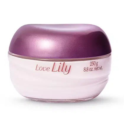 Pote de vidro transparente com creme branco, tampa roxa e letras lilás, contendo 250g de creme acetinado hidratante corporal da marca Love Lily.