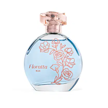 Frasco de perfume Floratta Blue com tampa rosada e decoração floral em relevo. Embalagem de vidro azul claro com rótulo destacando o nome da fragrância.