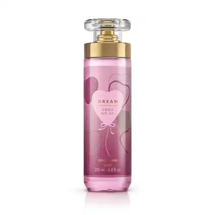 Imagem do frasco de body splash Dream Amor no Ar, em embalagem cilíndrica com tampa transparente e válvula spray dourada. O rótulo é em tons de roxo e traz um coração ilustrativo. O recipiente conta com 200ml de produto.
