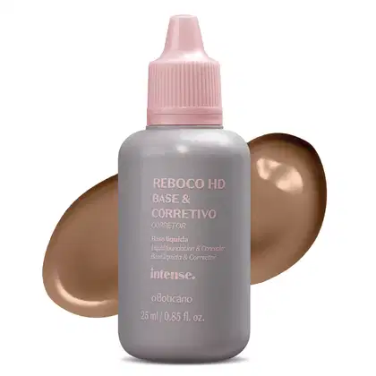 Frasco branco com fundo escuro e letras bege contendo 24g de base líquida e corretivo Reboco HD na cor 50 da marca Intense. Atrás da embalagem, uma pequena porção do produto, na cor marrom, mostrando a real tonalidade do produto.