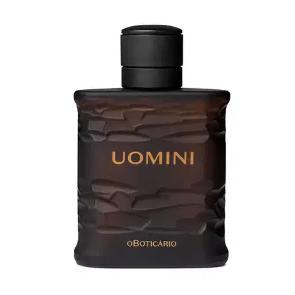 Frasco retangular marrom com texturas onduladas, tampa preta e letras bege, contendo 100ml de desodorante colônia da marca Uomini.