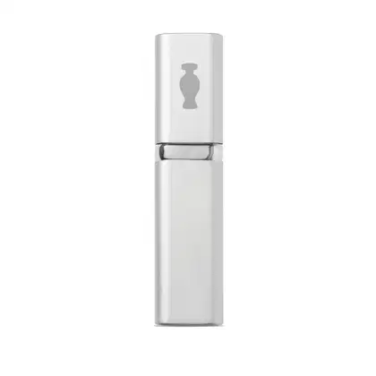 Porta-perfume com vaporizador em tubo prateado com o logo da marca O Boticário em cinza na parte superior.