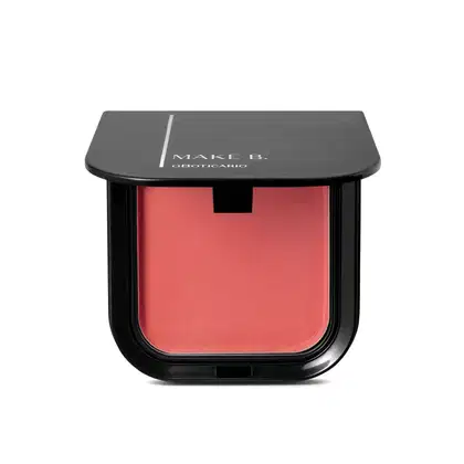 Blush em pó mate Luminoso Berry Make B. na cor rosa intenso em estojo quadrado preto de cantos arredondados e o nome da marca gravado na tampa em letras brancas.