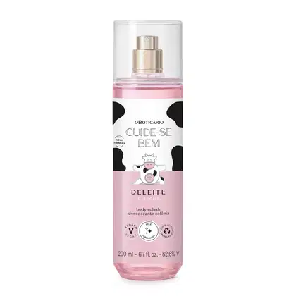 Frasco transparente com líquido rosa, pulverizador prateado, tampa transparente e rótulo branco e rosa com manchas pretas e ilustração de vaca contendo 200ml de body splash Cuide-se Bem Deleite.