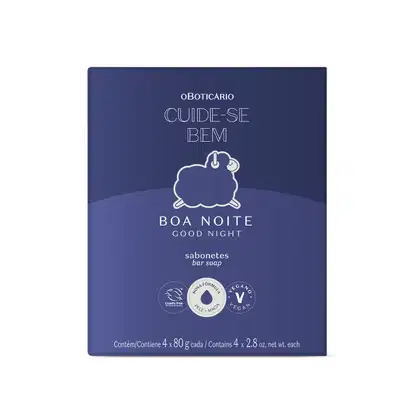 Caixa azul marinho com letras azuis, detalhe branco e ovelhinha ilustrada contendo quatro sabonetes em barra de 80g cada da marca Cuide-se Bem Boa Noite.