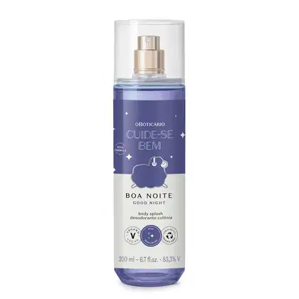 Frasco cilíndrico transparente com líquido azul claro, pulverizador prateado, tampa transparente e rótulo azul escuro e branco com ovelhinha ilustrada contendo 200ml de body splash da marca Cuide-se Bem Boa Noite.