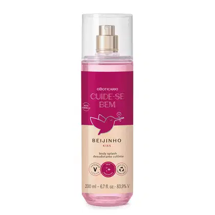 Frasco cilíndrico transparente com líquido rosa claro, pulverizador prateado, tampa transparente e rótulo vinho e rosa com beija-flor ilustrado contendo 200ml de body splash da marca Cuide-se Bem Beijinho.