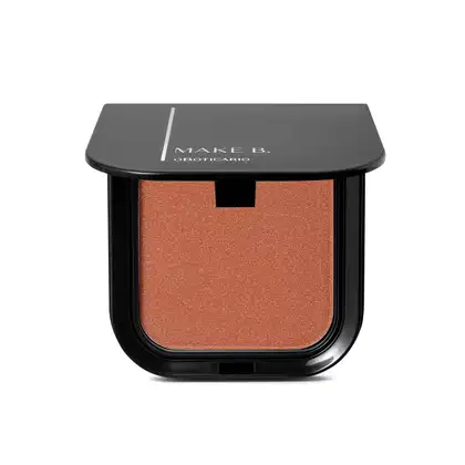 Blush em pó mate Luminoso Brown Make B. na cor marrom em estojo quadrado preto de cantos arredondados e o nome da marca gravado na tampa em letras brancas.