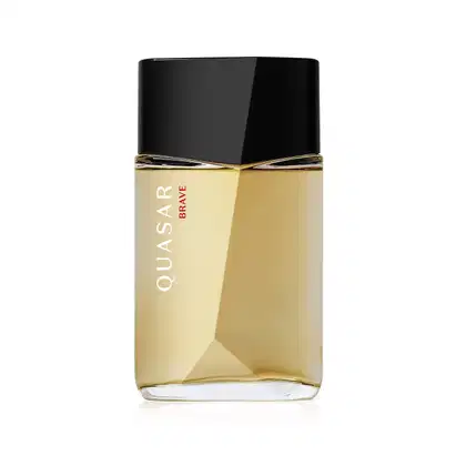 Vidro quadrado dourado com detalhe em relevo, tampa preta e letras brancas contendo 100ml de desodorante colônia Quasar Brave.