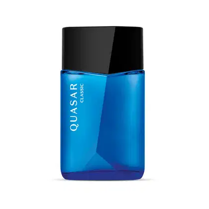 Vidro azul com tampa preta, ambos em formato geométrico e letras brancas no rótulo contendo 100ml de desodorante colônia Quasar Classic.