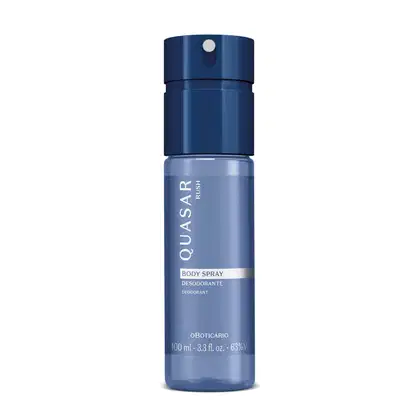 Frasco transparente de body spray azul com tampa preta da marca Quasar Rush com rótulo branco 100ml do produto.