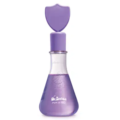 Frasco transparente simulando vidro laboratorial com líquido roxo, tampa com um escudo na tampa da mesma cor, contendo 120ml de colônia infantil Poção da Força da marca Dr. Botica.