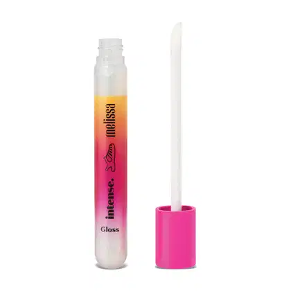 Tubo branco com rótulo em tons de rosa e laranja, letras pretas, tampa rosa, haste e aplicador brancos contendo gloss labial incolor Glossy Plastic Lips da marca Intense Melissa