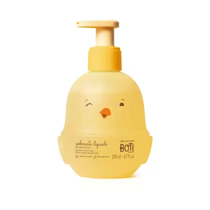 Frasco em forma de passarinho amarelo com detalhes laranjas, tampa laranja e bomba dosadora amarelas, contendo 200ml de sabonete líquido de glicerina da marca Boti Baby.