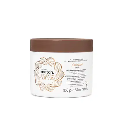 Pote branco com tampa marrom e rótulo em preto e marrom contendo 350g de máscara capilar hidratante para cabelos crespos da marca Match Ciência das Curvas.