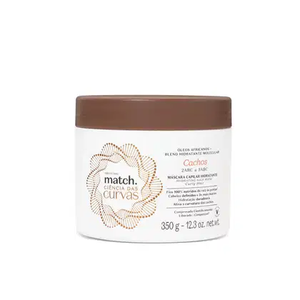 Pote branco com tampa marrom e rótulo em preto e marrom contendo 350g de máscara capilar hidratante para cabelos cacheados da marca Match Ciência das Curvas.