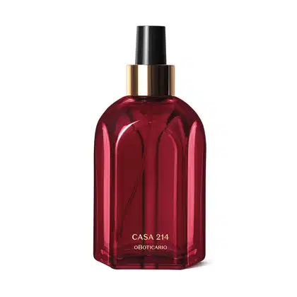 Vidro vermelho de tampa spray preta com detalhe e letras douradas contendo 250ml de aromatizador de ambientes Casa 214 Gardênia Imperial.