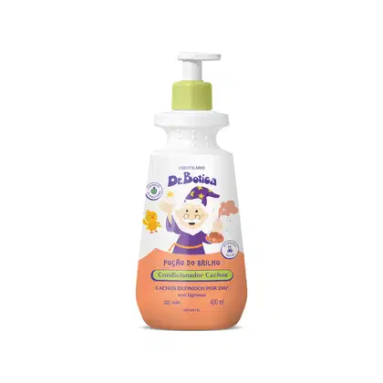 Imagem de um frasco branco com tampa dosadora amarela e rótulo em laranja com ilustração do personagem da marca Dr. Botica, contendo 400ml de condicionador infantil para cabelos cacheados.