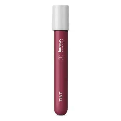 Batom líquido Superfix Tint na cor malva 535 da marca Intense em tubo transparente, mostrando a tonalidade do produto, tampa branca e letras brancas.
