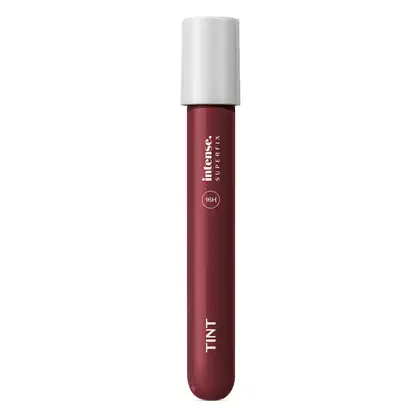 Batom líquido Superfix Tint na cor vinho 425 da marca Intense em tubo transparente, mostrando a tonalidade do produto, tampa branca e letras brancas.