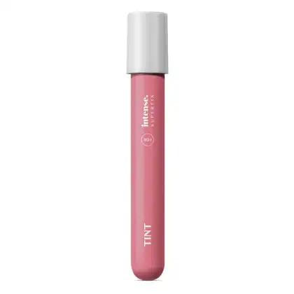 Caixa bege e marrom com letras nessas mesmas cores que traz um batom líquido Superfix Tint na cor Rosa 245 da marca Intense.