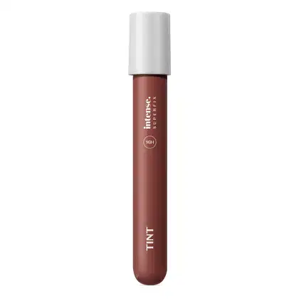 Caixa bege e marrom com letras nessas mesmas cores que traz um batom líquido Superfix Tint na cor Marrom 635 da marca Intense.