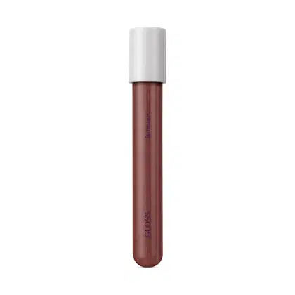 Gloss labial na cor Marrom Nude 115 da marca Intense em tubo cilíndrico transparente, mostrando a cor do produto, e tampa branca.