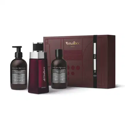 Quatro itens da marca Malbec em tons de vinho, cinza, dourado e preto, incluindo uma elegante caixa de presente com logo da marca, vidro de desodorante colônia e dois frascos, um de sabonete líquido e o outro de loção hidratante corporal.