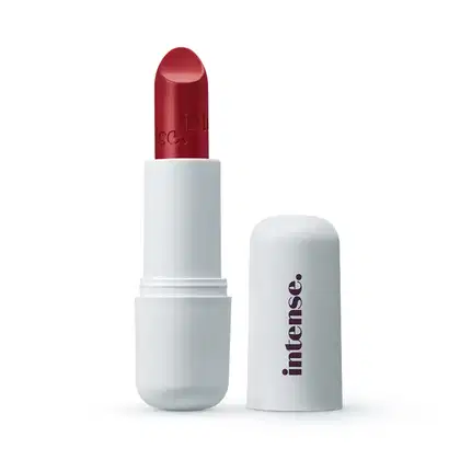 Batom cremoso na cor vermelho 350 da marca Intense, em embalagem toda branca com letras pretas na tampa.