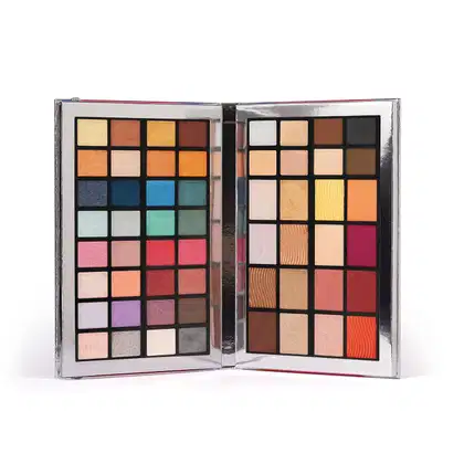 Paleta de maquiagem multifuncional Real Hype da marca Make B. em estojo prateado e 56 cores variadas.