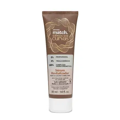 Frasco marrom com tampa branca, rótulo cinza e letras em bege e preto contendo 50ml de sérum revitalizador para o couro cabeludo da marca Match Ciência das Curvas.